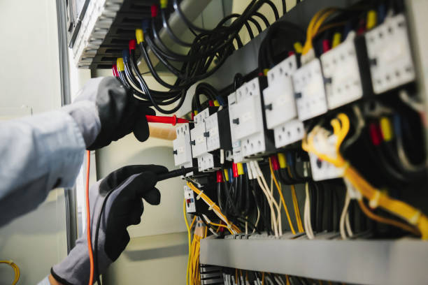 Technicien AMI81 en maintenance industrielle dans le Tarn sur une armoire électrique